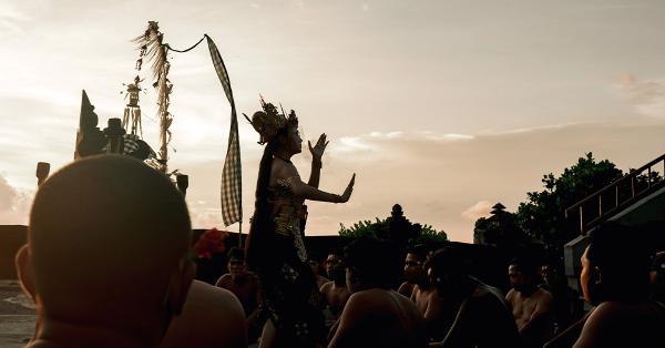 Pertunjukan tari kecak yang digelar di Uluwatu. (Fernando Randy/Historia.id).