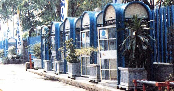 Deretan bilik telepon umum di Jakarta tahun 1990-an