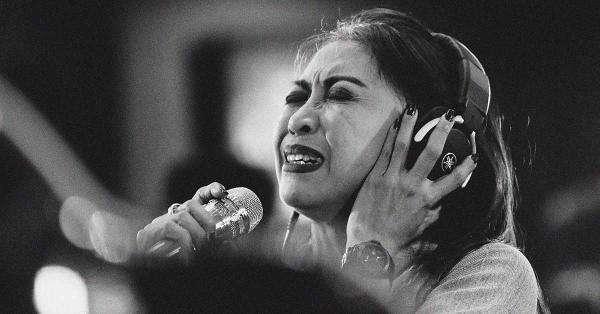 Aksi Trie Utama membawakan lagu Krakatau. (Fernando Randy/Historia).