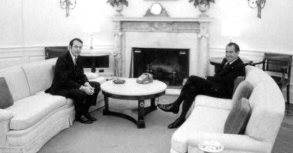 Roger Ailes (kiri) bersama Presiden Amerika Serikat Richard Milhous Nixon (Foto: nixonlibrary.gov)
