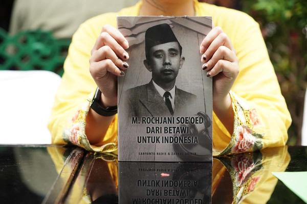 Cover buku M. Rochjani Soe'oed dari Betawi untuk Indonesia karya Lahyanto Nadie dan Zaenal Aripin. Foto: Riyono Rusli/Historia.id.