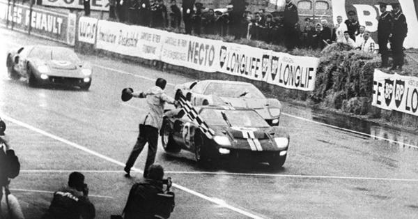 Salah satu potret finis Le Mans 1966 demi publikasi dan gimmick marketing Ford (Foto: ford.com)