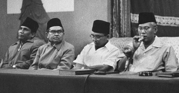 Sjafruddin duduk paling kanan (John Domino's/gettyimages)