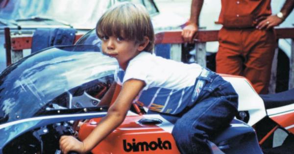Sejak kecil Valentino Rossi sering main di paddock ayahnya. (Repro Life of a Legend).