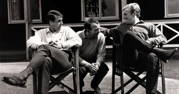 Nobby Stiles (tengah) bersama Geoff Hurst (kiri) dan Bobby Moore pada persiapan jelang Piala Dunia 1966. (manutd.com).