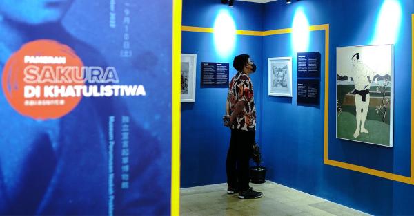 Seorang pengunjung melihat galeri pertama pada pameran Sakura di Khatulistiwa. (Historia.ID/Fernando Randy).