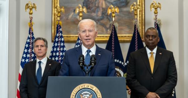 Presiden Joseph "Joe" Robinette Biden Jr. (tengah) ditemani Menhan Jenderal (Purn) Lloyd James Austin III (kanan) & Menlu Antony John Blinken (Twitter @POTUS)