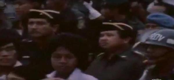 Herman Sarens Sudiro di samping Jenderal TNI Sumitro saat Peristiwa Malari 1974. (Youtube).