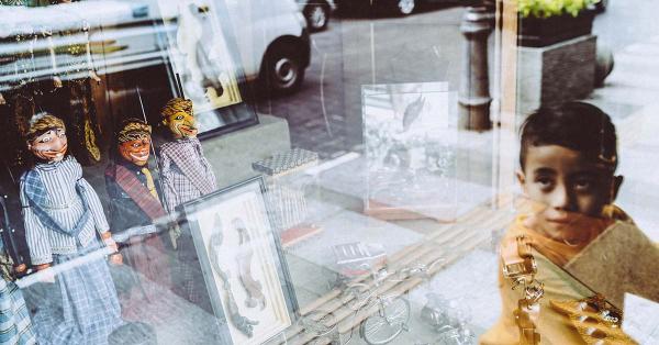 Seorang anak kecil saat bermain di depan toko zaman dulu di Braga.  (Fernando Randy/Historia).