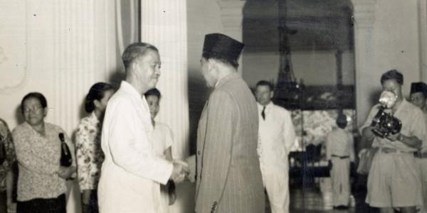 Menteri Penerangan RIS Arnold Mononutu (kiri) menyampaikan ucapan selamat kepada Moh. Roem yang dilantik sebagai perwakilan RIS di Komisaris Tinggi Belanda, 22 Januari 1950. (ANRI).