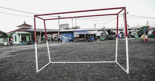 Gawang sepakbola yang digunakan oleh warga untuk berolahraga setiap sore di kawasan Kampung Akuarium. (Fernando Randy/Historia.id).