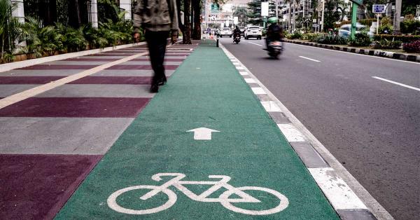 Jalur khusus untuk pesepeda. Terpisah dari jalan kendaraan bermotor di kawasan Gelora Bung Karno, Jakarta. (Fernando Randy/Historia)