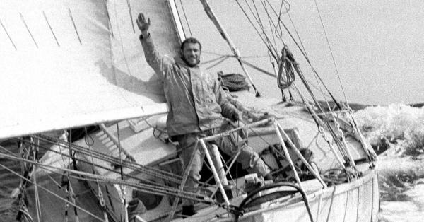 Sir William Robert Patrick Knox-Johnston di atas perahu Suhaili jadi satu-satunya yang menyelesaikan perlombaan (goldengloberace.com)