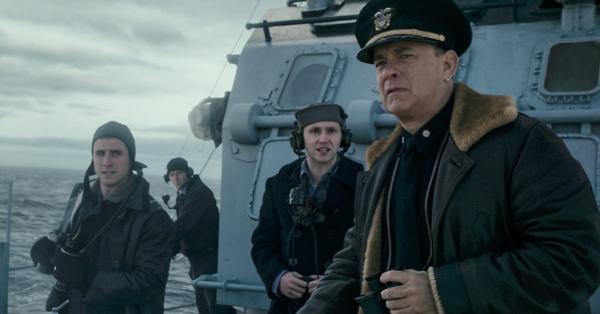 Tom Hanks (kanan) sebagai Kapten Krause di atas kapal perusak USS Keeling menghadapi kawanan U-Boat Jerman. (Sony Pictures).