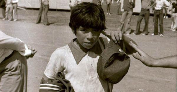 Maradona tatkala menseriusi karier di sepakbola sejak usia delapan tahun. (Twitter @Cornejas).