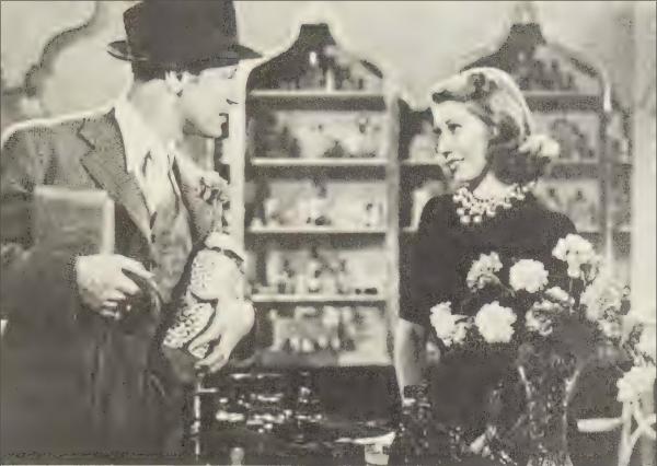 Leslie Howard berperan sebagai Profesor Horatio Smith dalam film Pimpernel Smith (1941). (Ronald Howard, In Search of My Father).