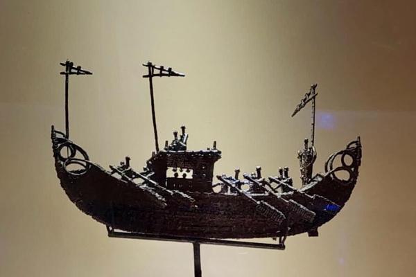Model perahu Maluku yang terbuat dari cengkih. (Amanda Rachmadita/Historia.ID).