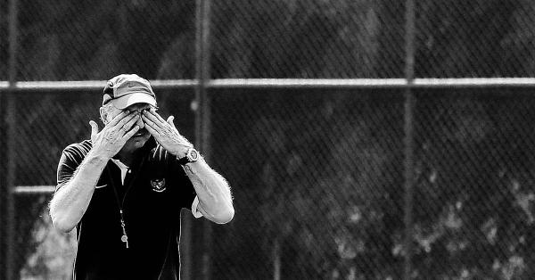 Ekspresi Alfred Riedl saat di lapangan latihan timnas Indonesia. (Fernando Randy/Historia.id).