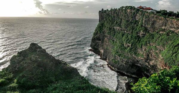 Uluwatu, salah satu tempat pentas kecak hingga kini. (Fernando Randy/Historia.id).