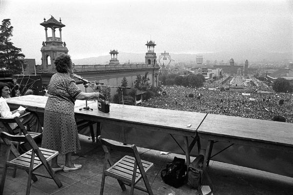 Federica Montseny berpidato pada pertemuan bersejarah CNT di Barcelona pada 1977, pertama kalinya setelah 36 tahun kediktatoran di Spanyol. (Wikimedia Commons).