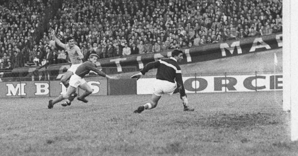 Partai semifinal Euro 1960 antara tuan rumah Prancis vs Yugoslavia (uefa.com)