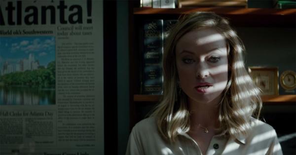 Kathy Scruggs, jurnalis pencari sensasi yang rela "menjalang" demi informasi FBI. (Warner Bros. Pictures).