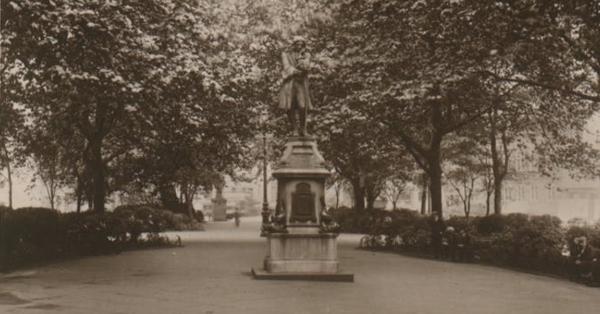 Patung Edward Colston karya John Cassidy saat belum lama diresmikan pada 1895 (Foto: Bristol Archives)