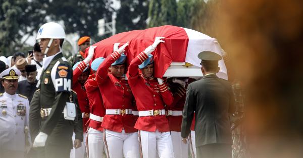 Jenazah BJ Habibie tiba di Taman Makam Pahlawan Kalibata. (Fernando Randy/Historia.ID).