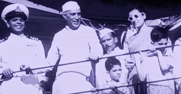 PM Nehru yang mengajak putri dan kedua cucunya saat anjangsana ke Indonesia (Tangkapan Layar Pandit Nehru Visits Indonesia/Randy Wirayudha-Historia)