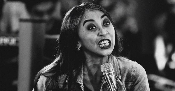 Ekspresi Trie Utami saat tahu bahwa dirinya sering dikerjain anggota Krakatau lainnya. (Fernando Randy/Historia).