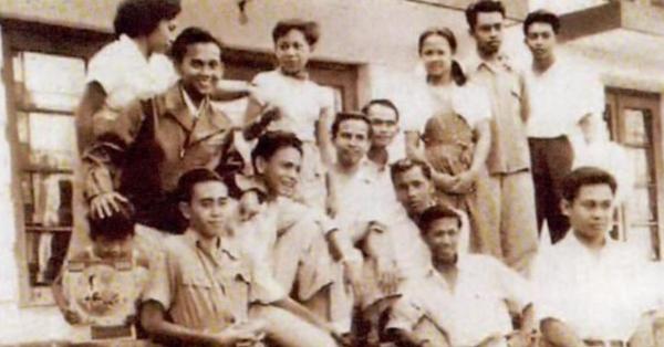 BJ Habibie (berjaket kulit) di masa SMA di Bandung (Foto: Repro "True Life of Habibie")