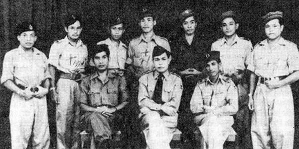 Maraden Panggabean (duduk tengah) bersama perwira staf Batalyon 104 Waringin sebelum meninggalkan Pematangsiantar. (Repro Berjuang dan Mengabdi).