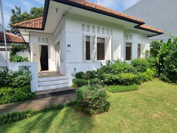 Rumah dengan gaya arsitektur khas zaman kolonial Belanda yang masih bertahan di Jalan Syamsu Rizal, Menteng. Marcel Koers/Indonesian Heritage Society.