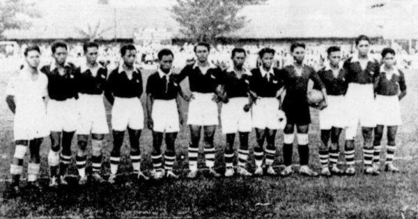 Tim Persebaya saat masih bernama SIVB (Soerabaiasch Indische Voetbalbond) di tahun 1936 (Foto: Soerabaijasch Handeslblad 22 Mei 1936)