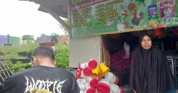 Cucu Sulastri (kanan) yang buka warung/toko di sebelah tugu/monumen (Randy Wirayudha/Historia)