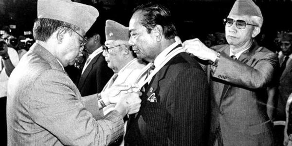 Sukamdani Sahid Gitosardjono (tengah) menerima tanda kehormatan Bintang LVRI pada peringatan HUT LVRI ke-36 di Jakarta, Sabtu (2/1/1993). (ANTARA).