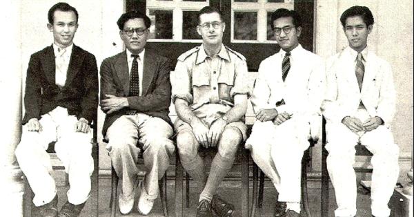 Mahathir Mohamad (kedua dari kanan) saat meneruskan sekolah pada 1946 setelah sempat terhenti di masa perang (Foto: mtholyoke.edu)