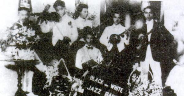 Van Eldik (kiri) & Supratman (berdiri, ketiga dari kiri) mendirikan band jazz "Black & White" (Repro: Meluruskan Sejarah dan Riwayat Hidup Wage Rudolf Soepratman)