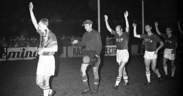Timnas Uni Soviet jadi pemilik pertama Trofi Henri Delaunay (fff.fr)