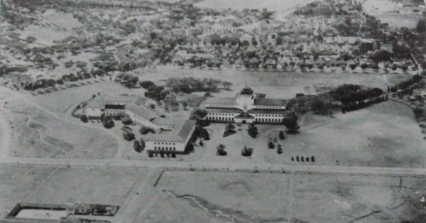 Kompleks Gedung Sate yang mulanya direncanakan jadi kantor baru gubernur jenderal Hindia Belanda (Foto: Repro "Album Bandoeng Tempo Doeloe")