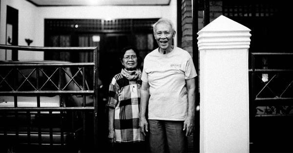 Pram dan istrinya Sri Ningsih, selalu membuka pintu rumahnya untuk anak-anak muda yang ingin mendengar kisah perjuangnya. (Fernando Randy/Historia).