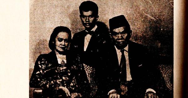 Siti Soendari Mertoatmodjo, bersama Moh. Yamin (kanan) dan anak mereka. (Sutrisno Kutoyo, Prof. H Muhammad Yamin, S.H).