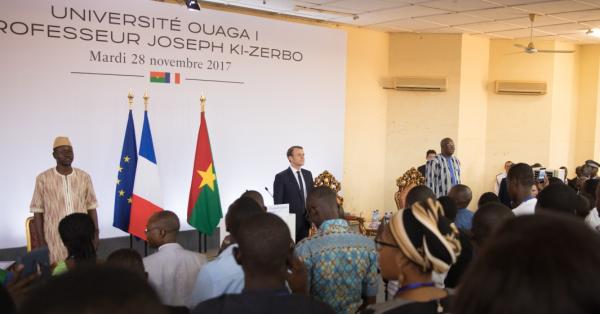 Presiden Prancis Emmanuel Macron (tengah) kala menggaungkan isu dekolonisasi di Universitas Ougadougou, Burkina Faso, 28 November 2017 (Foto: elysee.fr)