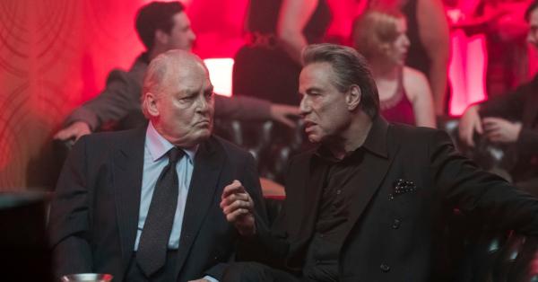 Adegan John Gotti saat bersama mentornya, Aniello 'Neil' Dellacroce. (Vertical Entertainment).
