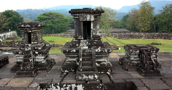 Miniatur candi di tengah kompleks Situs Ratu Boko. (Sanda Puguh Wibawan/Shutterstock).