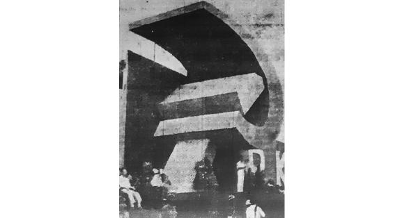 Tugu palu arit di Surabaya. (Harian Rakjat 10 Juni 1965).