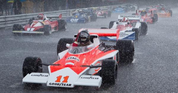 Replika Mclaren M23 (kanan) & Ferrari 312T2 (kiri atas) yang dipakai dalam adegan film Rush jelang GP Jepang 1976 (mclaren.com)