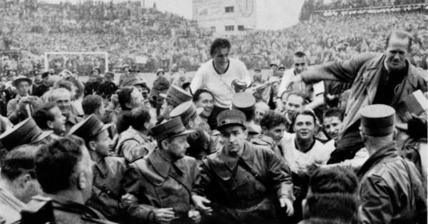 Fritz Walter diarak rekan-rekannya setelah jadi bagian penting timnas Jerman Barat memenangkan Piala Dunia 1954 (Foto: fifa.com)
