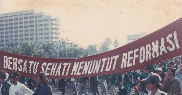 Rombongan mahasiswa dari Keluarga Mahasiswa Universitas Nasional (KM UNAS) saat memasuki komplek DPR/MPR pada 19 Mei 1998. (Hendi Jo/Historia.id).