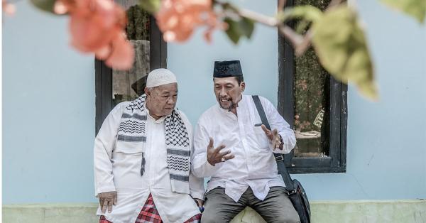 Sultan Ahmad Sjah dan Agus Thosin berbincang mengenai penemuan leluhur Sultan Jailolo di Cianjur. (Fernando Randy/Historia).